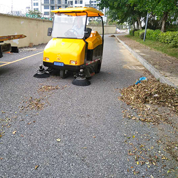 東方錦繡花園采購駕駛式掃地車高效清掃落葉